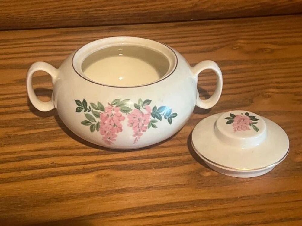 WS George sugar bowl with lid Larkspur design